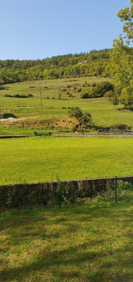 La Petite Porte Verte Bouilland 外观 照片